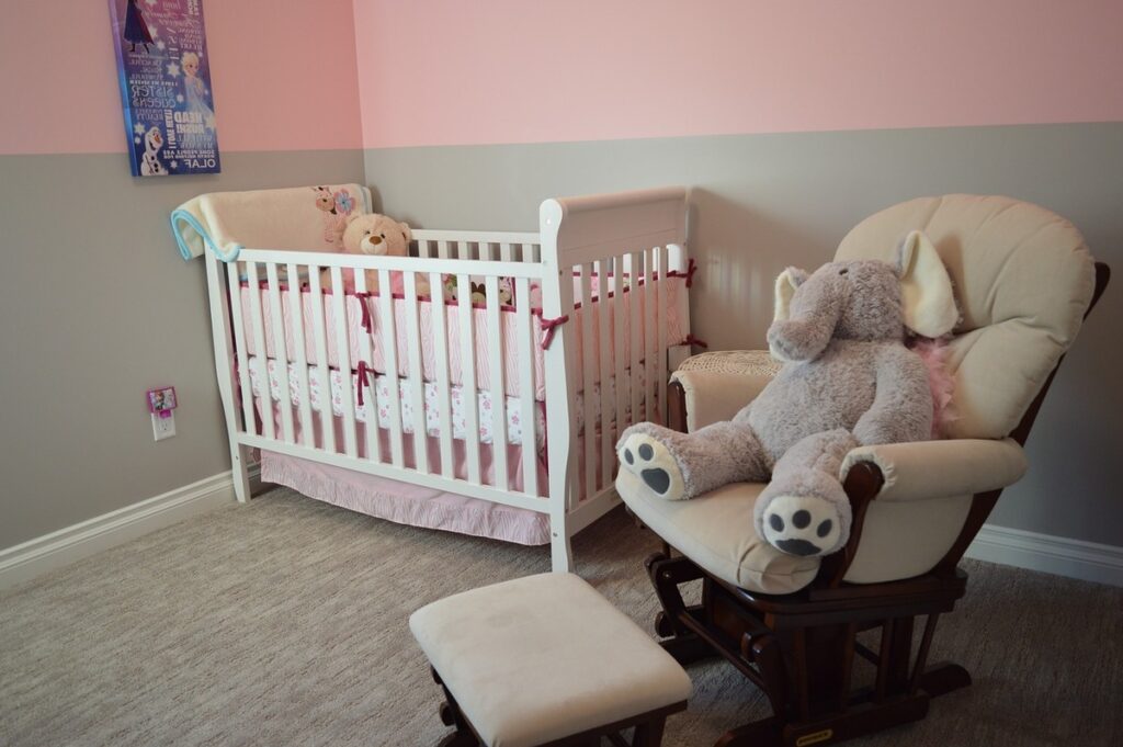 Des idées ludiques pour intégrer le tapis d'éveil dans la chambre de bébé